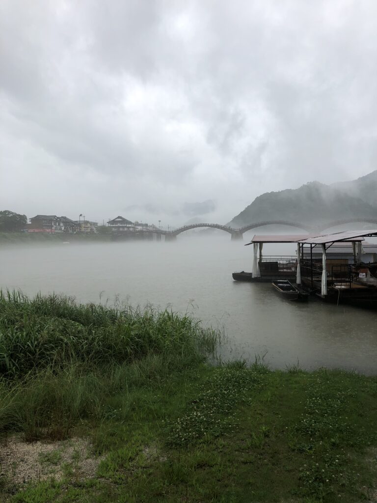 雨降りの錦帯橋
